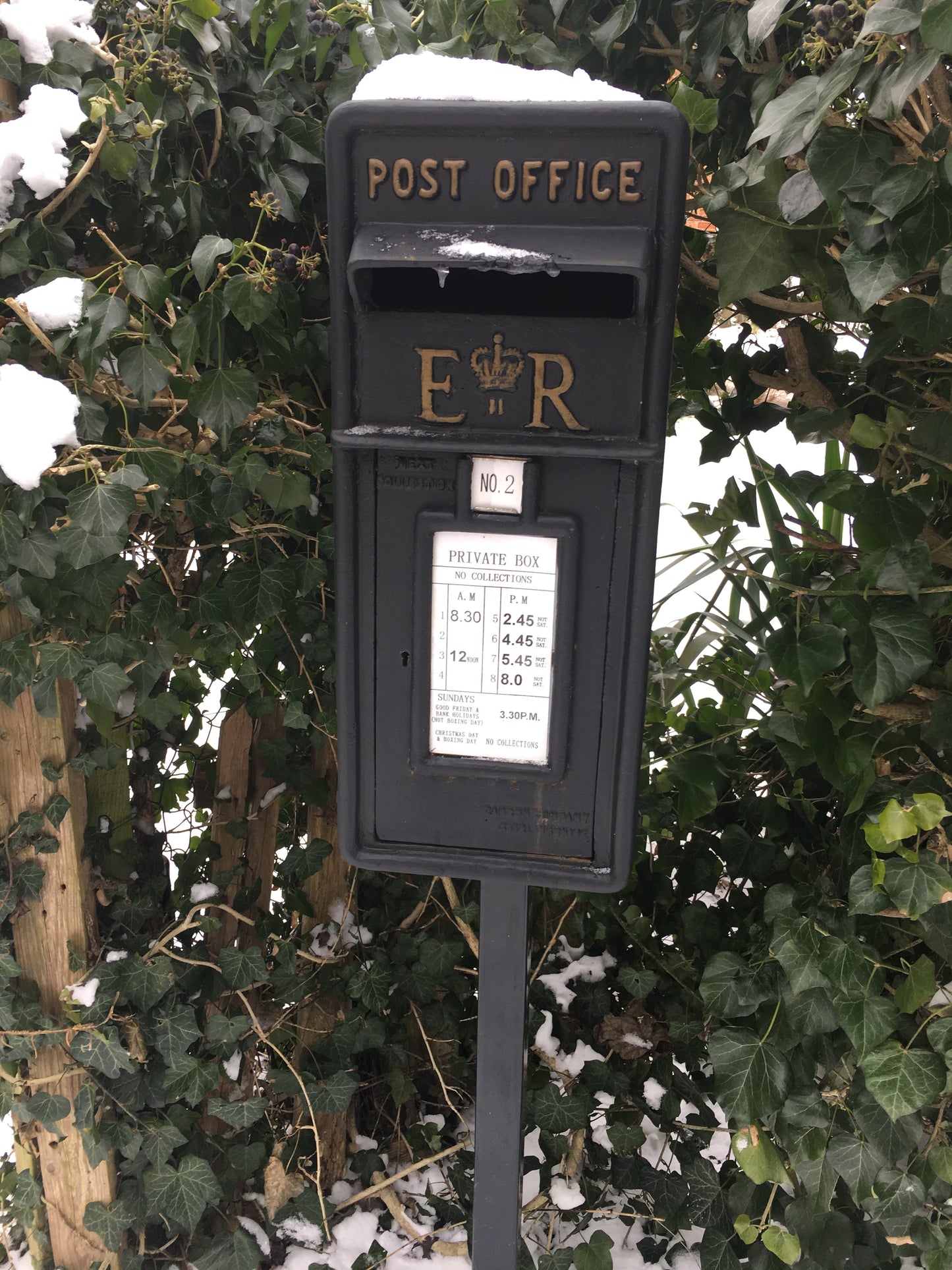 ER Vintage Post Box - 1970s Reproduction Cast Iron Wall Mounted in Black